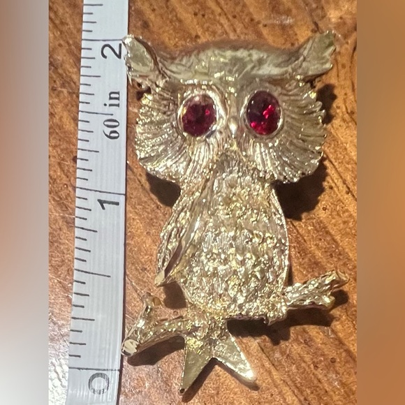 Vintage Gerry’s Owl Gold Tone Brooch Pin with Red Rhinestone Eyes - Picture 8 of 9